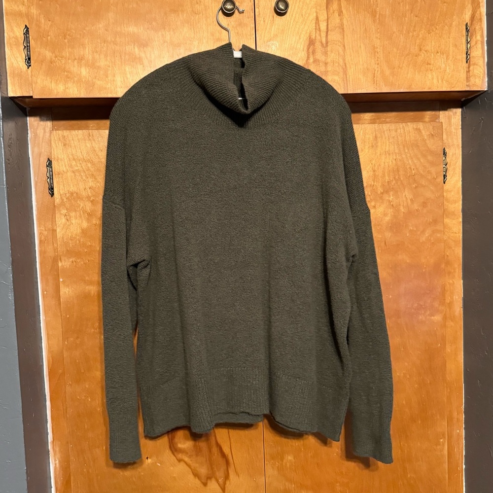 Treasure & Bond Turtleneck Sweater in Olive Green - Large